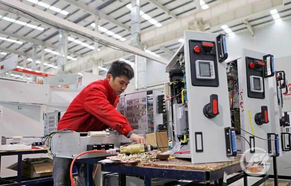盛隆電氣技術(shù)人員正在操作現(xiàn)代化電氣設(shè)備。宋榮成 攝.JPG.jpg
